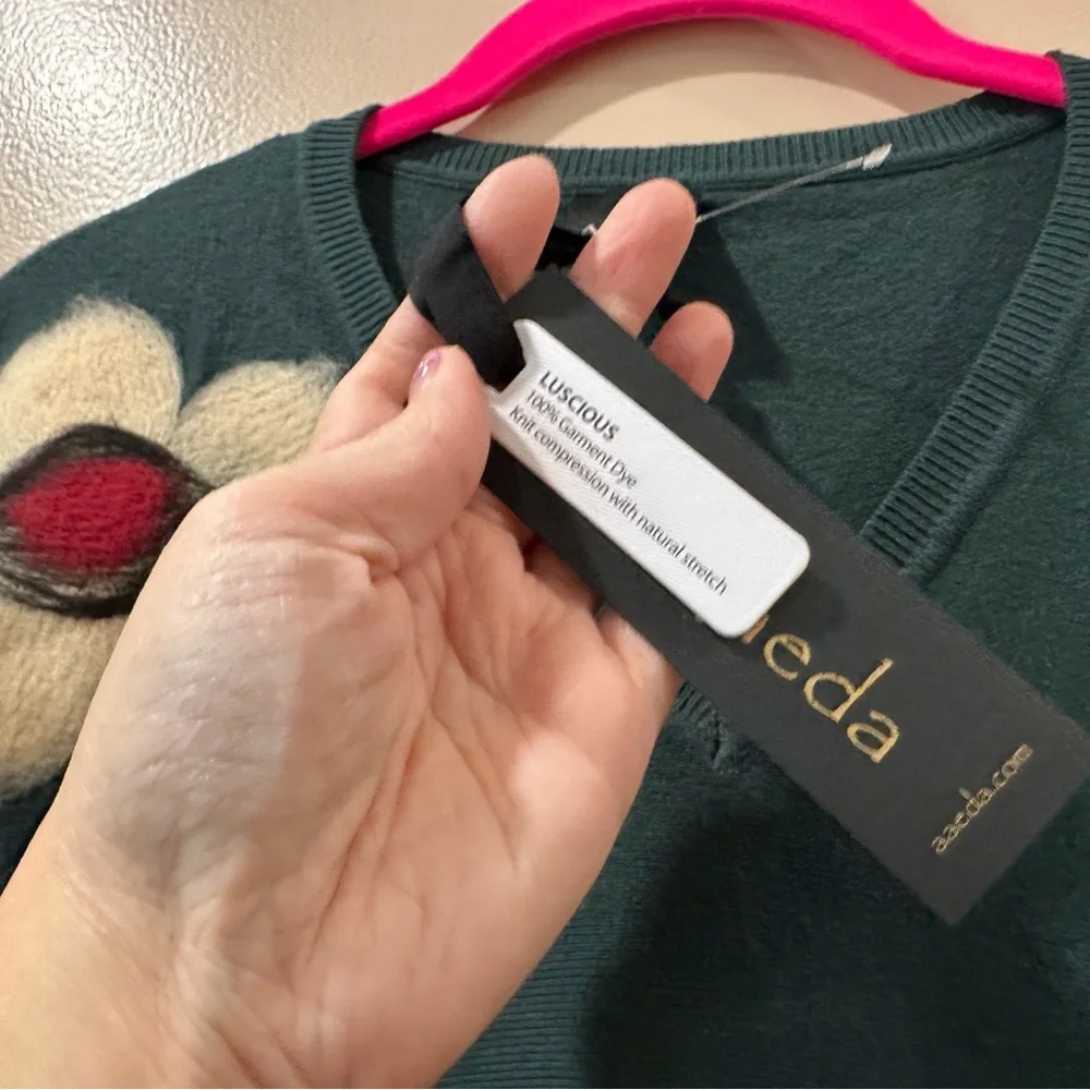Aaeda Green V-Neck Sweater 3D Flower Appliqué Dolman Sleeve Knit Top Women M New - Picture 6 of 6